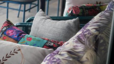 Dekoratif yastıklarla süslenmiş rahat bir oturma odasında rahatlayın..