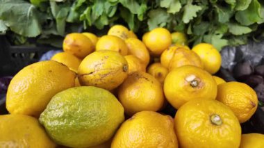 Olgun limonlarla dolu sepetler bir pazarın nimetlerini sergiliyor..