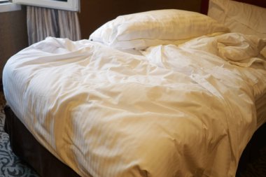  dağınık yatak, buruşuk yatak ve yumuşak yastıklar..