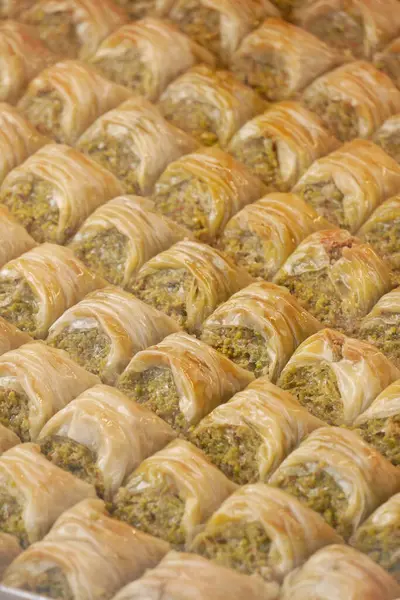 Lezzetli bir tepsi baklava vitrinleri pasta ve fındık katmanları.
