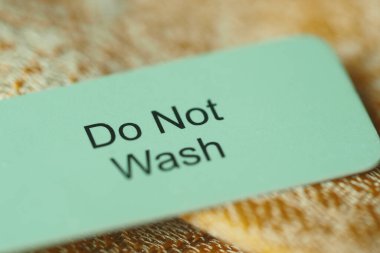 Bir etiket kumaşı yıkamamayı açıkça belirtir..