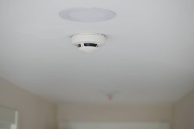 Duman dedektörü iyi aydınlatılmış kapalı bir alanda tavandan görülebilir..