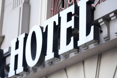 Bir şehir binasında göze çarpan şık bir otel tabelası..