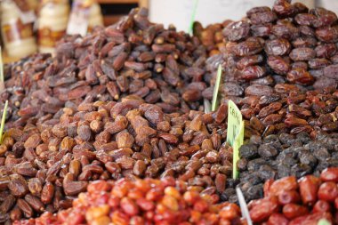 Sonbaharda canlı bir pazarda kurutulmuş tarihlerin renkli çeşitleri.
