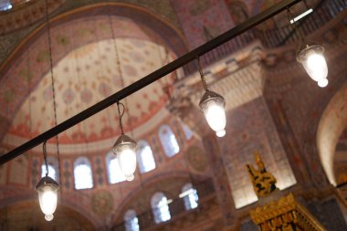 Tavandan sarkan dekoratif lambalar camilerin güzelliğini arttırıyor..
