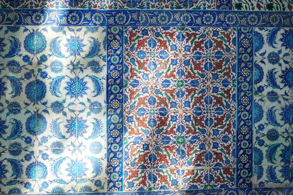 Karmaşık mavi ve kırmızı fayanslar güneş ışığında çok güzel parlıyor..