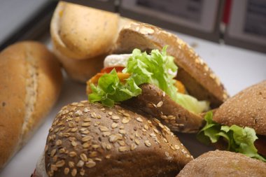 Yeşillik ve sebzelerle dolu taze yapılmış tahıllı sandviçler..