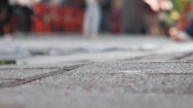 Kalabalık, devam eden inşaat faaliyetleri ile hareketli bir caddede yol alıyor.