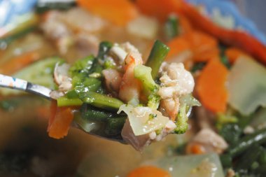 Taze malzemeler, sebzelerle dolu doyurucu bir tavuk çorbasının içinde birleşir..