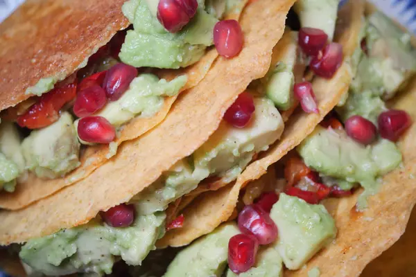 Guacamole ve nar tohumlarıyla doldurulmuş lezzetli tacolar..