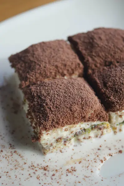  Krema ve çikolatadan yapılmış Türk baklavası. .