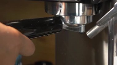 Sıcak bir mutfak ortamında hassas bir espresso hazırlıyorum..