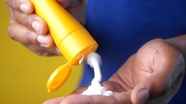 Bireysel olarak güneş kremi sürerek cildi güneşe maruz kalmaktan korur.