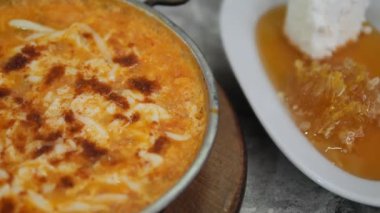 Lezzetli Türk erkekleri yerel lokantada bal ve kremalı tatlı yiyorlar..
