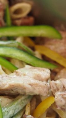 Yumuşak tavuğun kremalı sosta taze sebzelerle birleşişini izleyin..