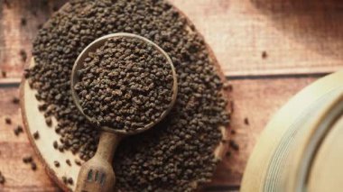 Ahşap kaşıkta kayıp çay manzarası .