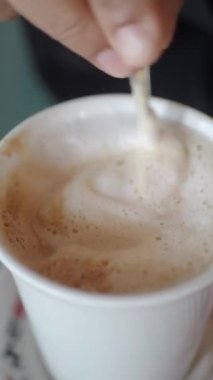Yetenekli barista espresso içeceği için kremalı süt köpüğü yapar..