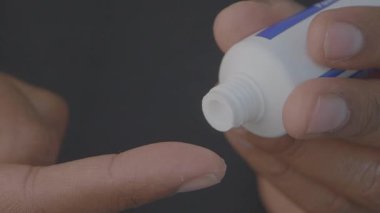 Parmak uçlarına antibiyotik kremi sürüyorum. .