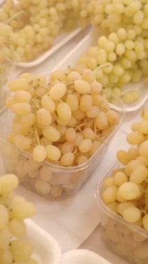 Gevrek, tatlı üzümler yerel bir markette konteynırlarda düzgünce düzenlenir..