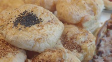 Susam ve haşhaş tohumlarıyla kaplı sıcak hamur işlerinin tadını çıkarın..