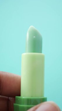 aloe vera dudak kremi açık mavi arka planda tutulur.