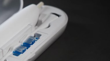 Bu vitrinler kullanıma hazır yedek başlıkları olan organize bir diş fırçası seti.