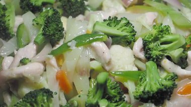 Tavuk, brokoli ve taze sebzeli lezzetli kızartmalar gösteriliyor..