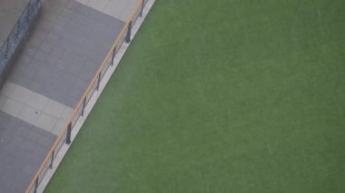 Yağmur, taze yeşil çimlerin üzerine durmaksızın yağarken, yakındaki patika kuru kalır..