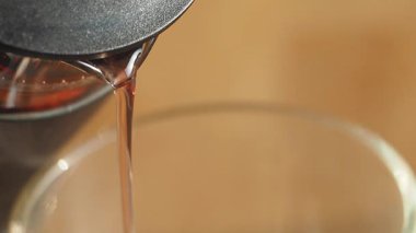 Çay demlemek ve bardağa dökmek..