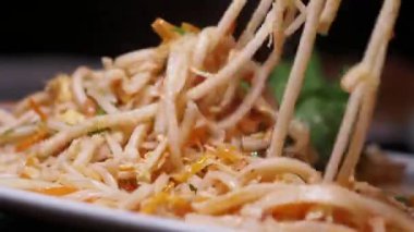 Lezzetli bir şehriye yemeği için taze malzemelerin nasıl kızardığına bakın..