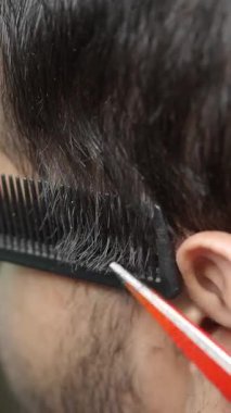 Bir berber ustasının saç kesimini ve saç stilini iş başında dikkatli izleyin..