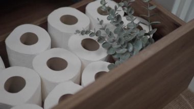 Süslü banyo depolama için dekorasyon ve kamu hizmeti içeren fikirleri araştırın..