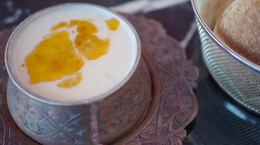 Yoğurt çorbası yerel bir restoranda ekmekle servis edilir..