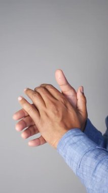 Alkışlarla bir araya gelen eller neşe ve minnettarlığı ifade eder..