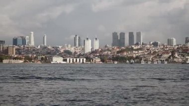 Bulutlu bir zemin üzerinde İstanbul 'un güzel ufuk çizgisini keşfedin.