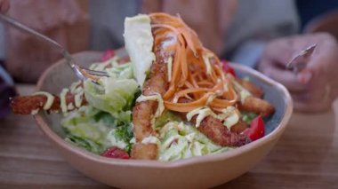 Taze sebze ve soslu çıtır tavuk salatasının tadını çıkarın..