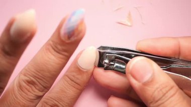 Bu adım adım rehberle tırnak şekillendirmeyi ve kesmeyi kolaylıkla öğren.