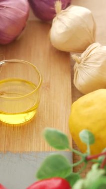 Taze sarımsak, limon ve zeytinyağlı lezzetli bir yemek için hazırlanın..