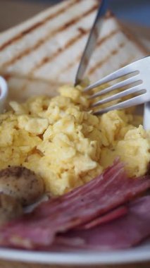 Yağda yumurta, jambon ve tost şeritli doyurucu bir yemeğin tadını çıkarın..