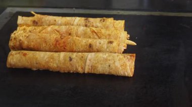 Cızırdayan tortillalar, altın kahverengiye kadar ızgarada ustaca pişirilir..