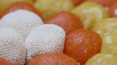 Şenlikli bir gösteride Hint tatlılarının renkli çeşitleri,