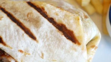 Patates kızartmalı tavuk dürümü. .