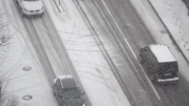 Kar sokakları kaplıyor, şehirlerdeki araçlar için yolculuğu zorlaştırıyor..