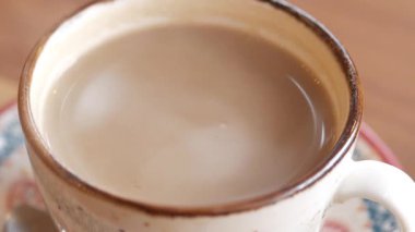 Sabah saatlerinde kafede dinlenirken bir fincan taze kahve içmek..