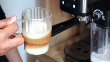 Sıcak bir mutfak ortamında el yapımı gece içkisi hazırlığı..