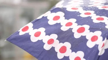 Şehir yağmuruna karşı parlak desenli şemsiye kalkanları.