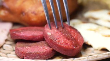 Markette çeşitli yan ürünlerle servis edilen lezzetli sosisler..