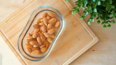 Bir kase suda sağlıklı badem atıştırmalığı. ,