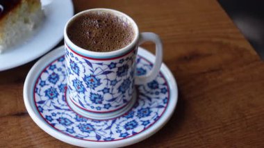 Konforlu bir kafede geleneksel Türk kahvesinin tadını çıkarıyorum.,