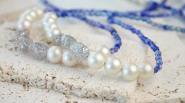 Bu derste inci ve boncuklarla göz kamaştırıcı kolyeler yapmayı öğrenin..